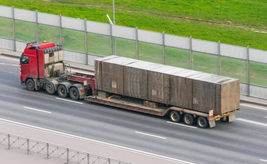 Jak przebiega transport ładunków wielkogabarytowych – najważniejsze informacje