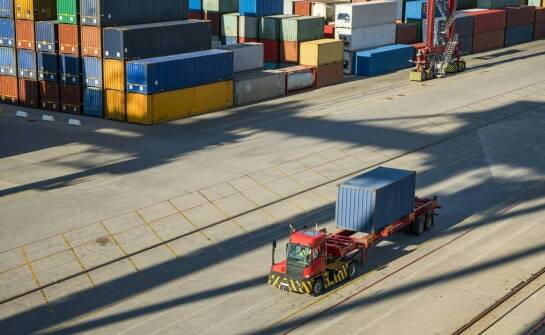 Jakie pojazdy wykorzystuje się w transporcie ładunków ponadgabarytowych?