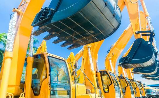 Jak wygląda proces przewozu maszyn budowlanych i na co zwrócić uwagę