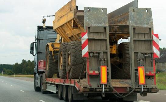 Transport maszyn ciężkich – kluczowe etapy, wyzwania i możliwości branży