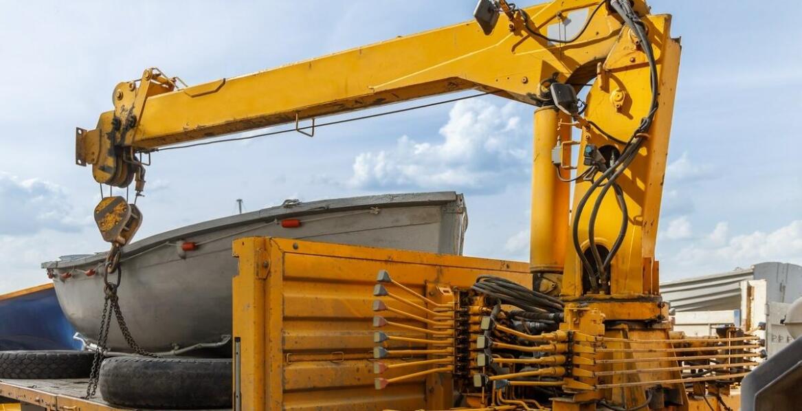 Transport maszyn ciężkich – najważniejsze aspekty i zastosowania w branży