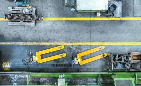 Transport maszyn przemysłowych – kluczowe etapy i najczęstsze wyzwania branży