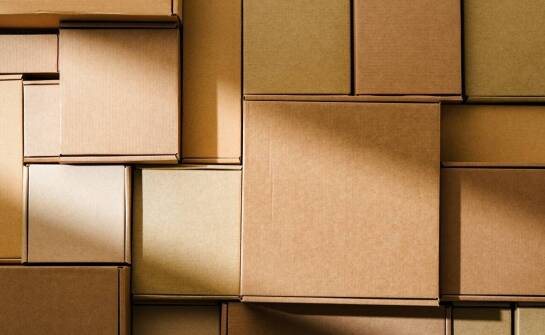 Opakowania kartonowe – jakie materiały i technologie wybrać?