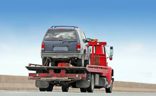 Auto laweta – kiedy warto z niej skorzystać i jak działa pomoc drogowa