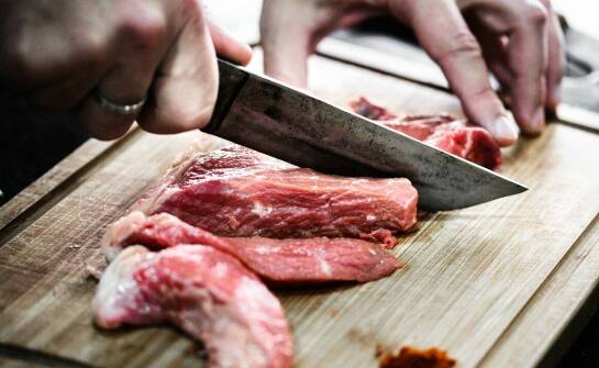 Najważniejsze zasady przygotowywania świeżego mięsa w codziennej kuchni