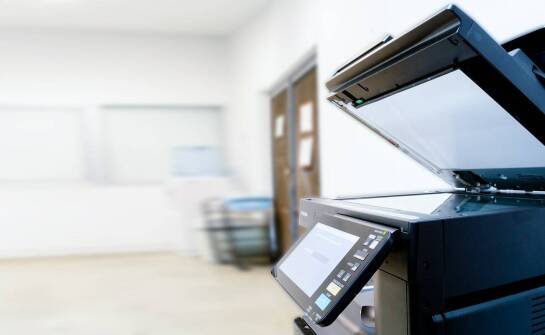 Banery i plakaty wielkoformatowe – możliwości, materiały i zastosowania