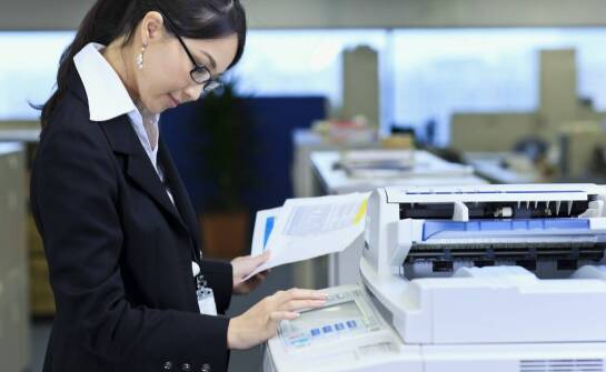 Druk wielkoformatowy – jak wykorzystać duże formaty w skutecznej reklamie