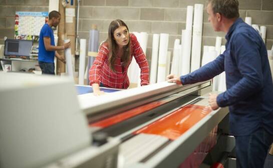 Druk wielkoformatowy w aranżacji przestrzeni – inspiracje i praktyczne porady