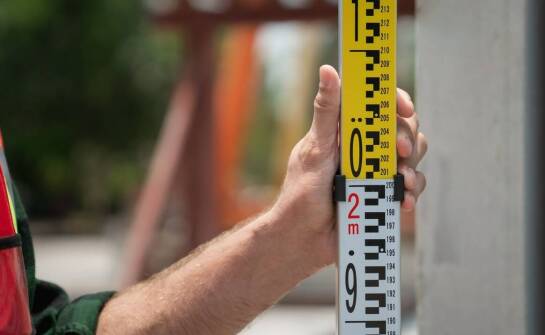 Jakie pomiary wykonują piezometry?