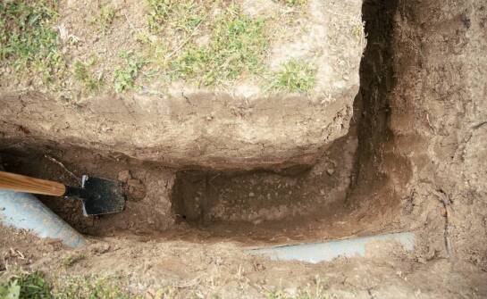 Jak powstaje projekt odwodnienia wykopu i jakie czynniki mają znaczenie