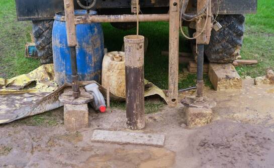 Studnie chłonne – jak działają i kiedy warto je zastosować na działce