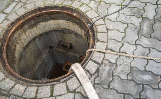 Studnie głębinowe – zasada działania, korzyści i zastosowania w domu oraz firmie