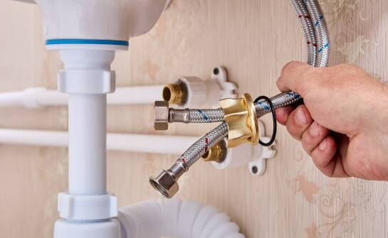 Jacy fachowcy wykonują instalacje przyłącz wodno-kanalizacyjnego?