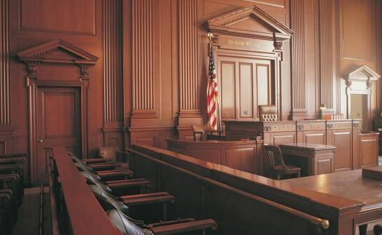 Jak przebiega rozprawa sądowa i jakie etapy obejmuje postępowanie sądowe