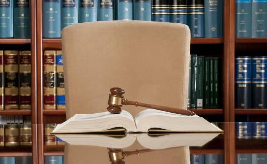 Kim jest komornik sądowy i jakie są podstawy jego działalności w Polsce