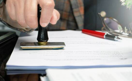 Jak wygląda współpraca z komornikiem i jakie formalności należy spełnić