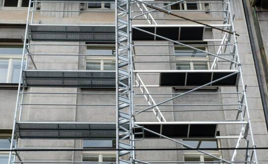 Jak przebiega wynajem rusztowań oraz jakie są najważniejsze korzyści tej usługi