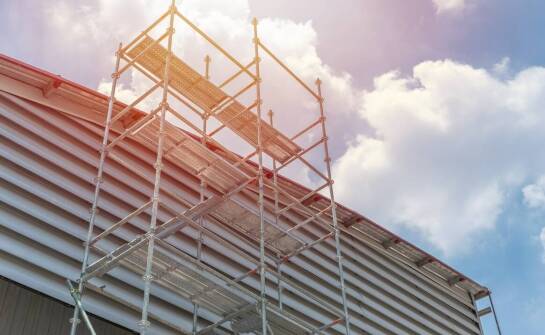 Bezpieczeństwo i sprawny montaż rusztowań w pracach budowlanych – najważniejsze zasady