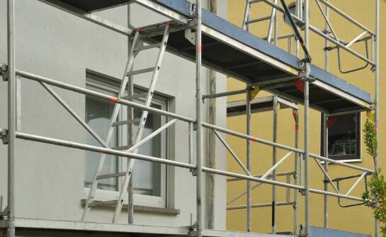 Jak przebiega montaż rusztowań i jakie są zasady bezpiecznej instalacji?