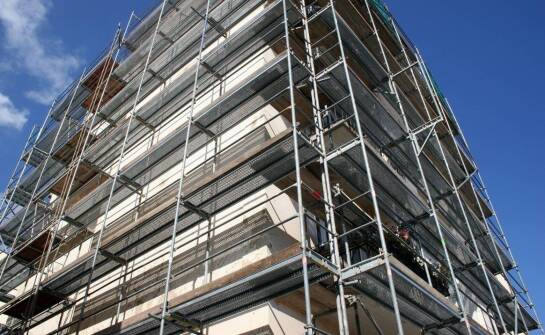 Jak przygotować teren i zorganizować bezpieczny montaż rusztowań budowlanych