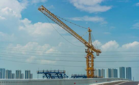 Czym kierować się przy wyborze windy budowlanej do pracy na wysokości?