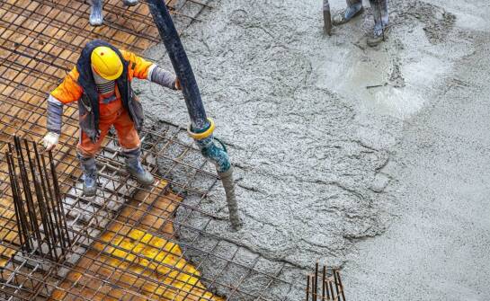 Jak wybrać kratkę betonową do ogrodu i na podjazd – praktyczne wskazówki