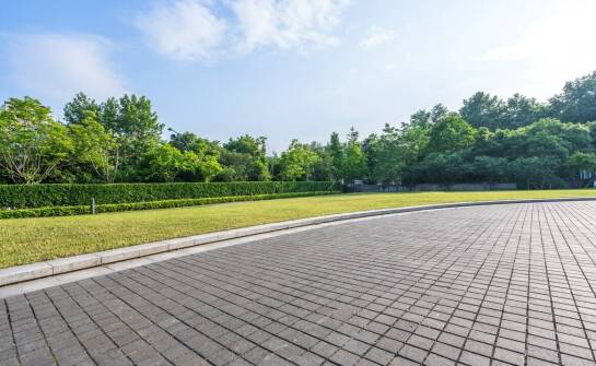 Kratki betonowe w przestrzeni wokół domu – inspiracje i praktyczne zastosowania