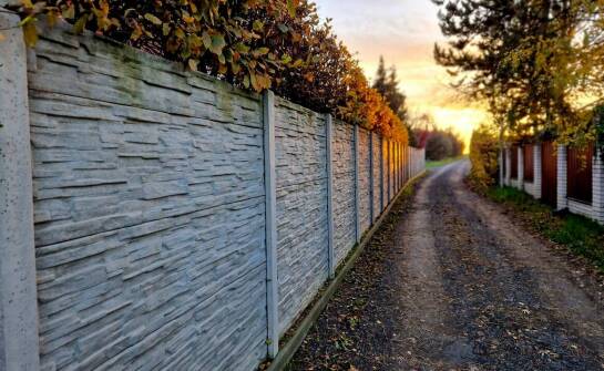 Ogrodzenia betonowe – co warto wiedzieć przed wyborem i zakupem