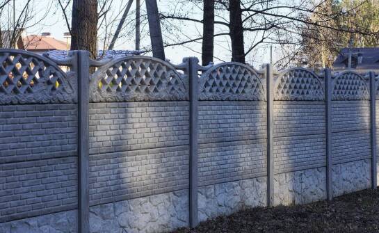 Najważniejsze cechy ogrodzenia z betonu i możliwości zastosowania w otoczeniu domu