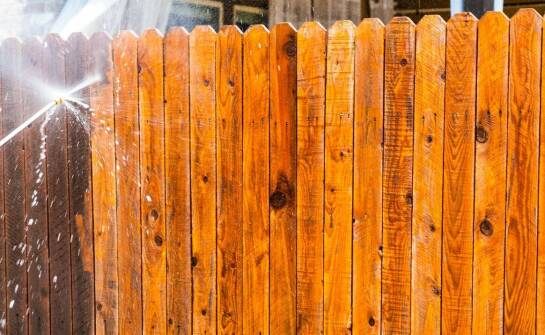 Płyty ogrodzeniowe – zastosowania, właściwości i inspiracje aranżacyjne