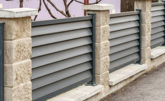 Płyty ogrodzeniowe – najważniejsze zalety i zastosowania w nowoczesnych aranżacjach