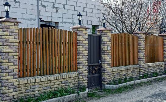 Przęsła ogrodzeniowe – funkcje, materiały i zastosowania w aranżacji ogrodu