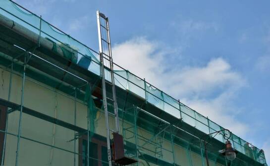 Płot betonowy jako solidna ochrona posesji – trwałość, zalety i zastosowania