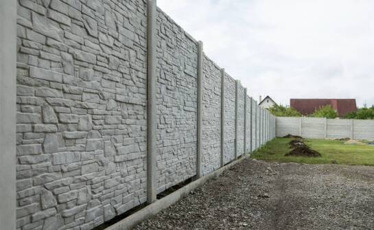 Panel ogrodzeniowy betonowy – solidne rozwiązanie na lata i różne zastosowania