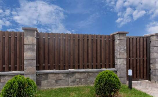 Płoty betonowe – trwałość, bezpieczeństwo i uniwersalne możliwości zastosowania