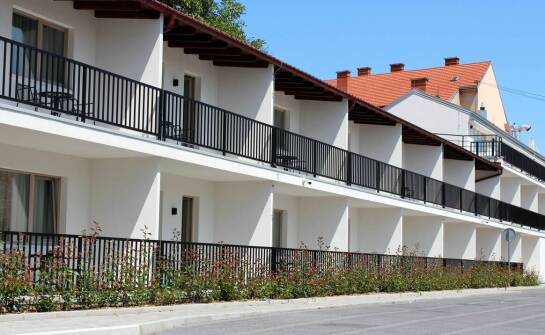 Jak działają płoty betonowe? Budowa, trwałość i praktyczne możliwości użycia