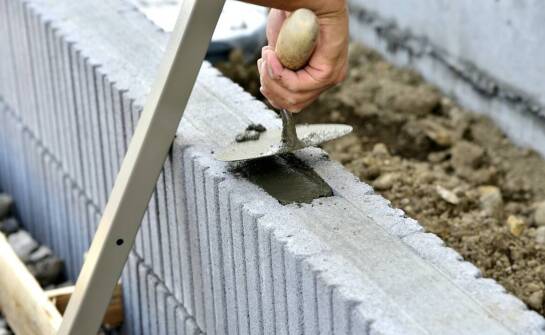 Płyty betonowe w aranżacji przestrzeni – zalety, funkcje i inspiracje zastosowań