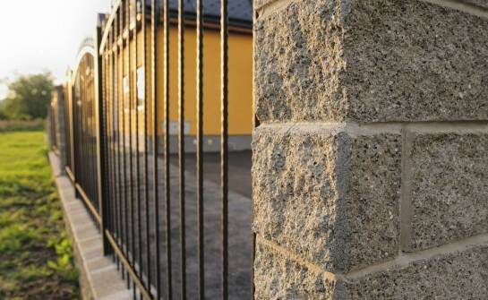 Przęsła ogrodzeniowe betonowe – solidność, zastosowania i korzyści rozwiązania