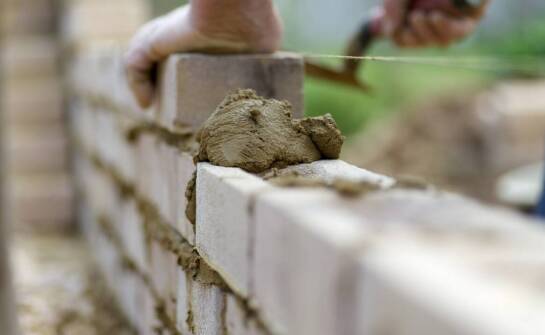 Podmurówka pod ogrodzenie – funkcje, rodzaje i kluczowe zalety rozwiązania