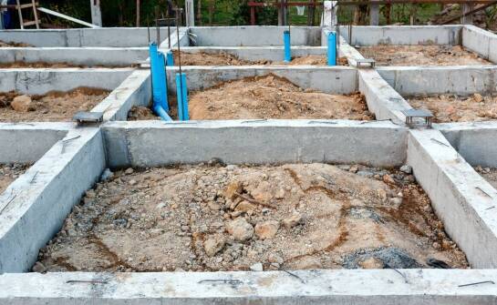 Podmurówka betonowa – zastosowania, zalety i ważne aspekty budowy