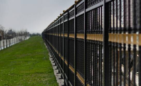 Najważniejsze cechy i zastosowania ogrodzeń przemysłowych w różnych branżach