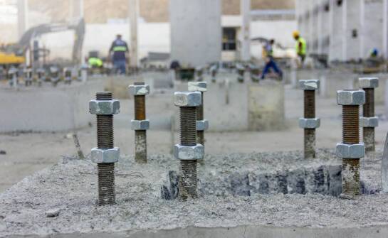 Słupki betonowe – zastosowanie, zalety i praktyczne informacje dla każdego