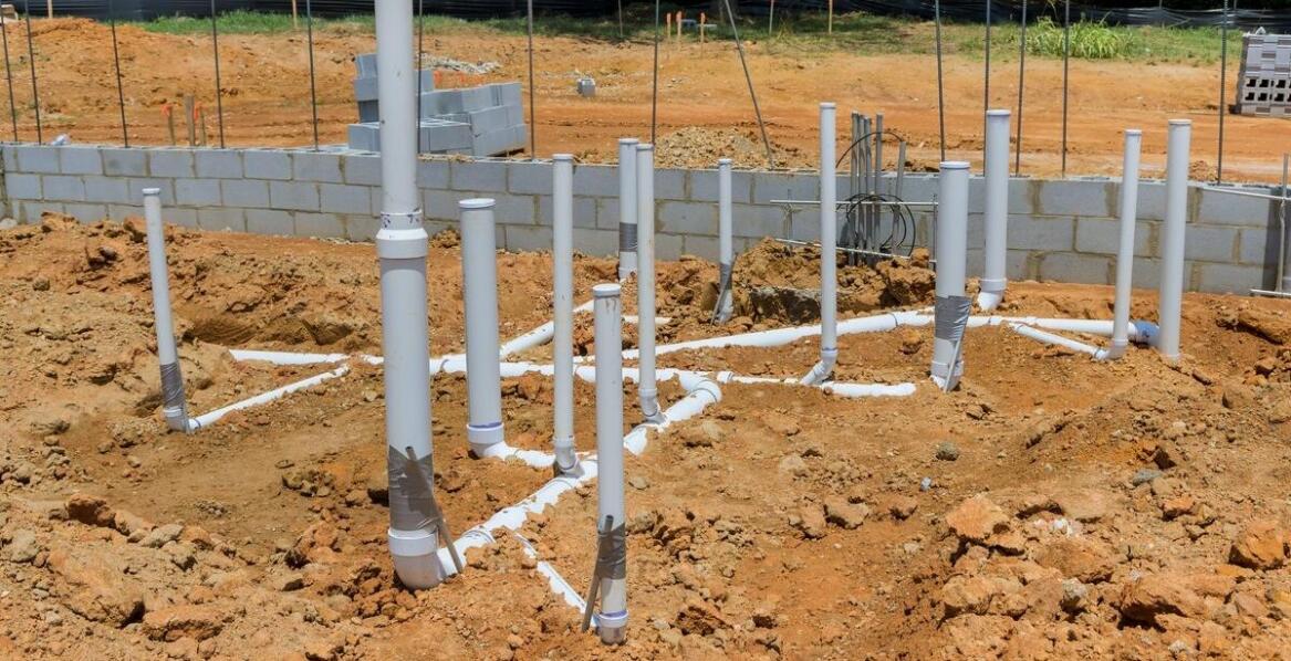 Słupek betonowy w ogrodzie i przestrzeni publicznej – funkcje oraz inspiracje