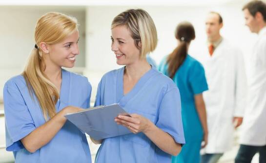 Kim jest opiekun medyczny i jakie umiejętności są niezbędne w tym zawodzie