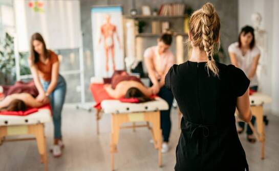 Jak wygląda nauka masażu i jakie perspektywy daje zawód masażysty