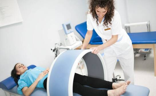 Na czym polega praca podologa i jakie schorzenia leczy specjalista od stóp