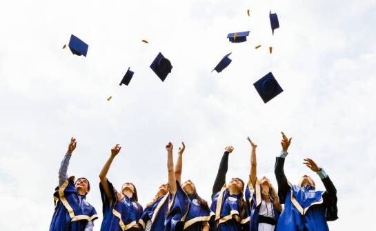 Szkoła policealna – jakie korzyści daje nauka na praktycznych kierunkach?