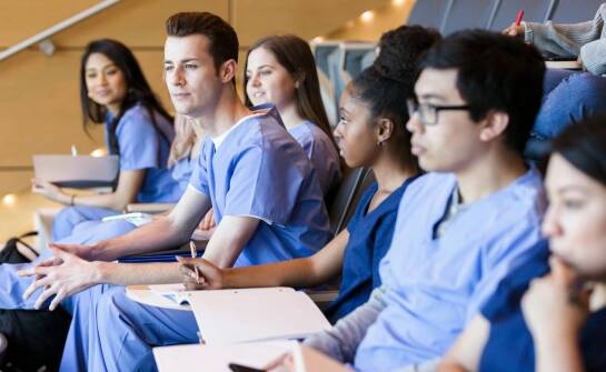 Kształcenie medyczne po maturze – możliwości rozwoju i perspektywy pracy