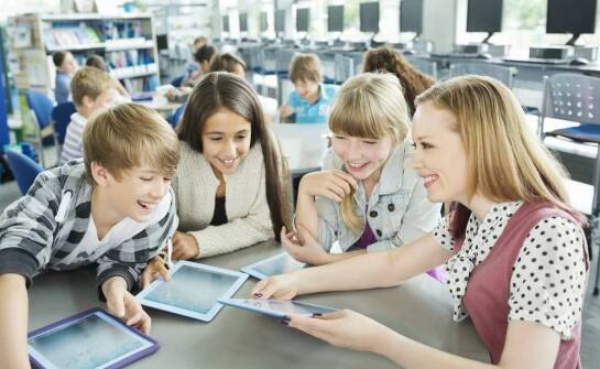 Ścieżki edukacyjne po szkole średniej – jak zaplanować rozwój i karierę