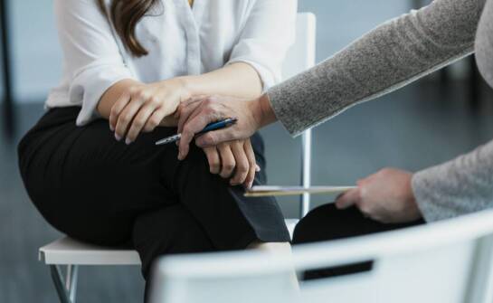 Terapia zajęciowa – jak wspiera rozwój osobisty i pomaga w codziennym życiu